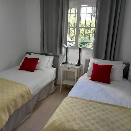 Refurbished 2-Bed Apartment Burriana Beach. Nerja Bagian luar foto
