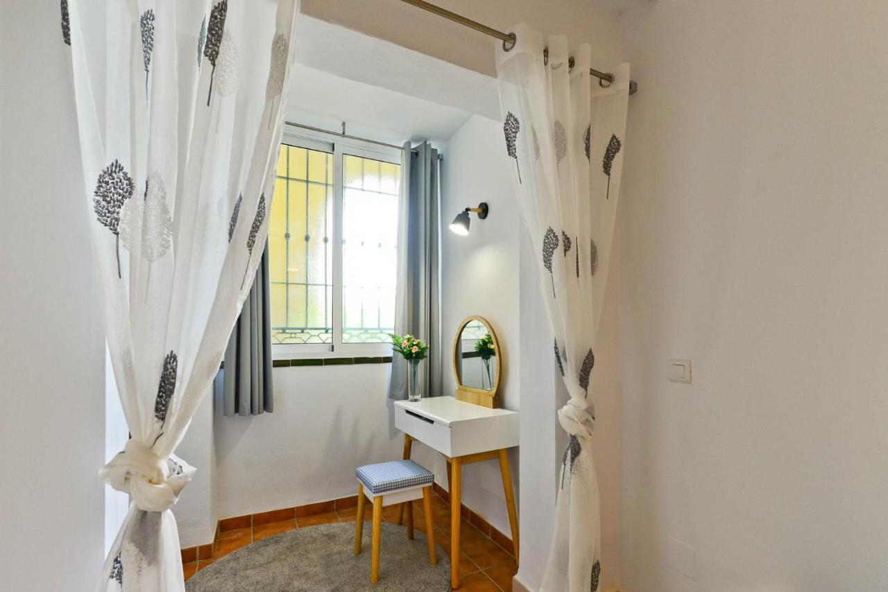 Refurbished 2-Bed Apartment Burriana Beach. Nerja Bagian luar foto