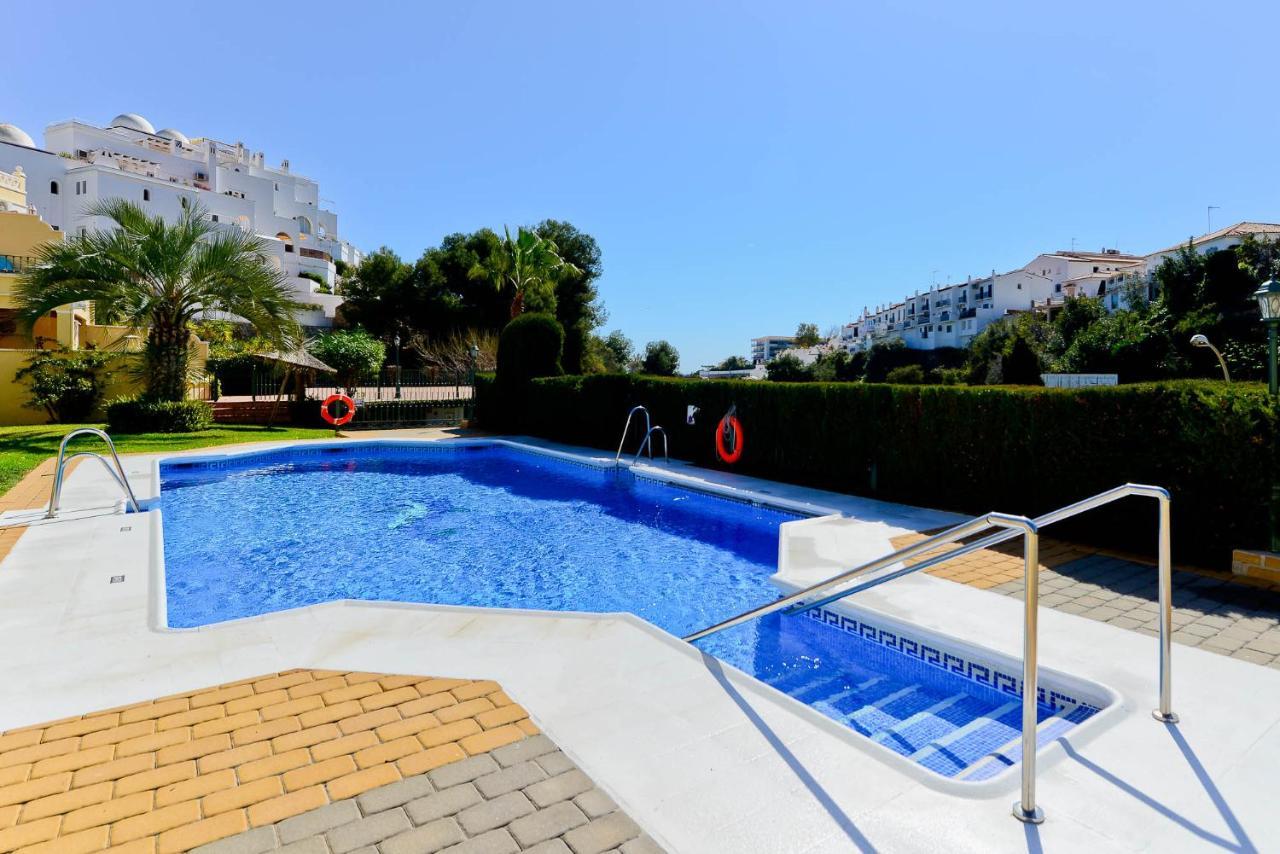 Refurbished 2-Bed Apartment Burriana Beach. Nerja Bagian luar foto