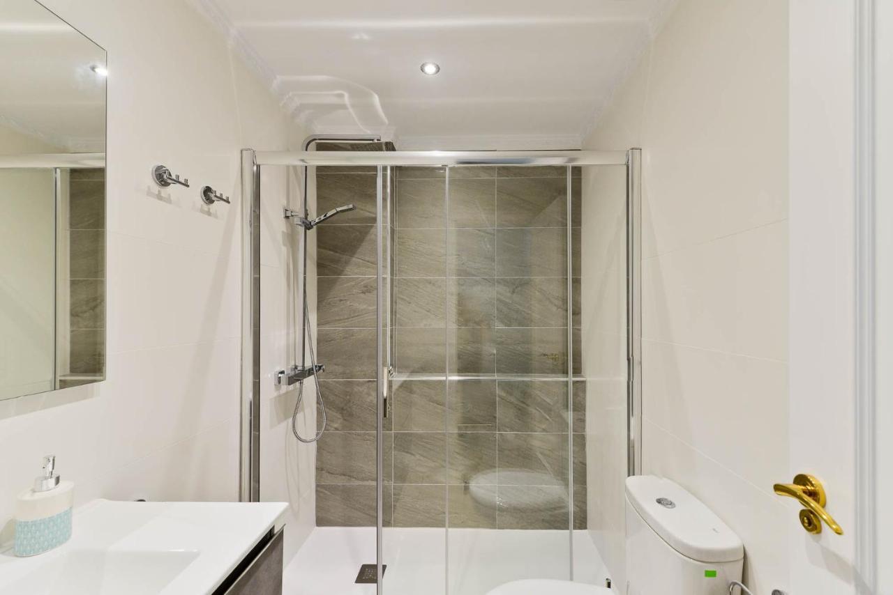 Refurbished 2-Bed Apartment Burriana Beach. Nerja Bagian luar foto