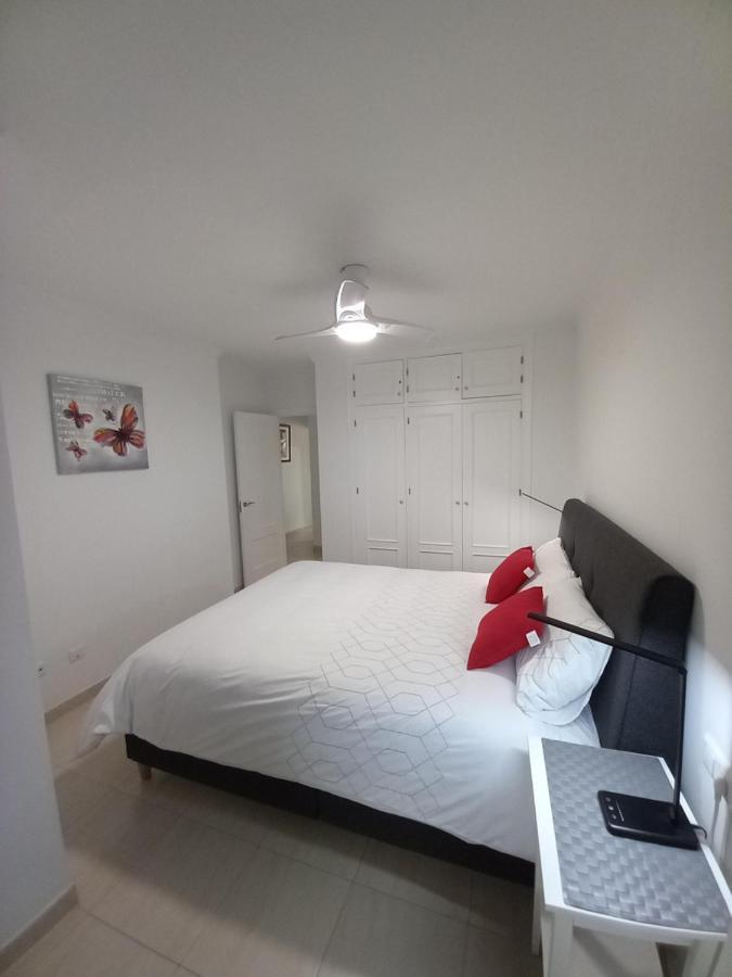 Refurbished 2-Bed Apartment Burriana Beach. Nerja Bagian luar foto