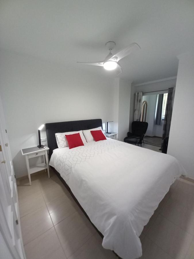 Refurbished 2-Bed Apartment Burriana Beach. Nerja Bagian luar foto