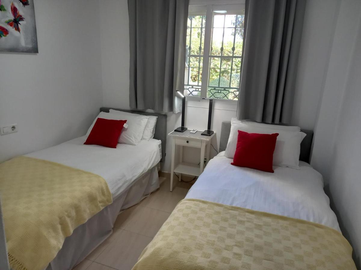Refurbished 2-Bed Apartment Burriana Beach. Nerja Bagian luar foto